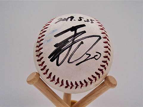 東條投手ヒーロー試合球