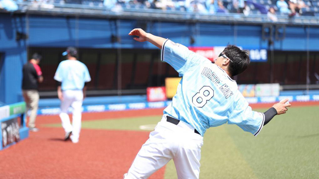 サインボール投げ込み