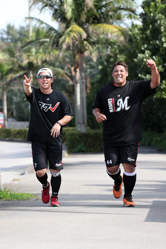 ランニング中の鈴木選手と井上選手