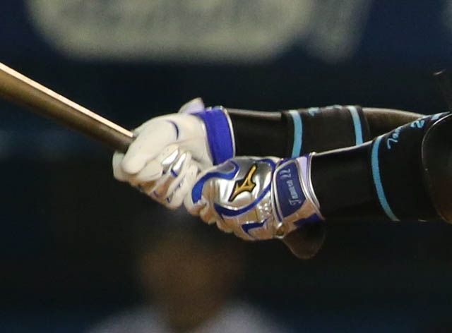 サイン入りバッティンググローブ