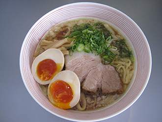 広島県尾道ラーメン 味玉入 980円(税込)