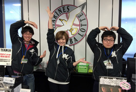 「C・L・M」のポーズをとるスタッフ