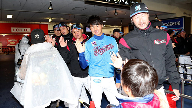 WELCOMEハイタッチ