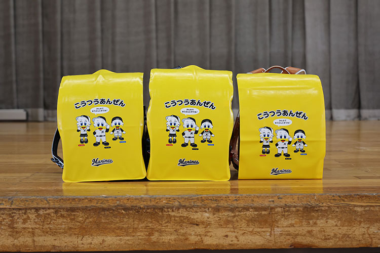 マリーンズ・ランドセルカバーの無償配布の様子