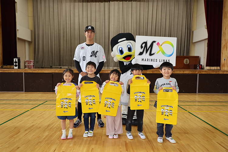 マリーンズ・ランドセルカバーの無償配布の様子