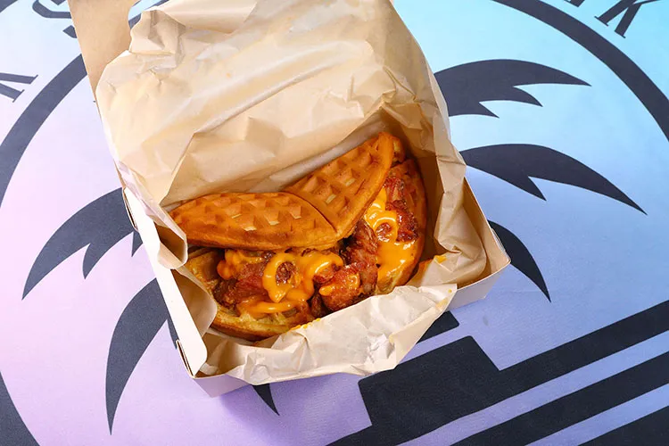 M☆Splash!!のチキンワッフルサンド!!