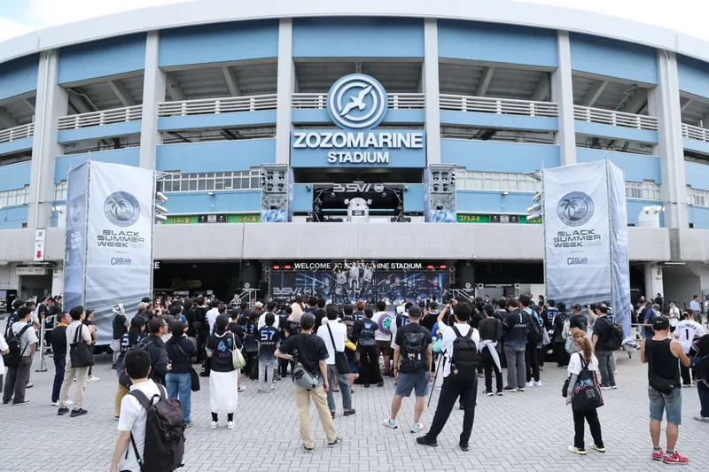 BLACK SUMMER WEEK のゲート前に集まる来場者