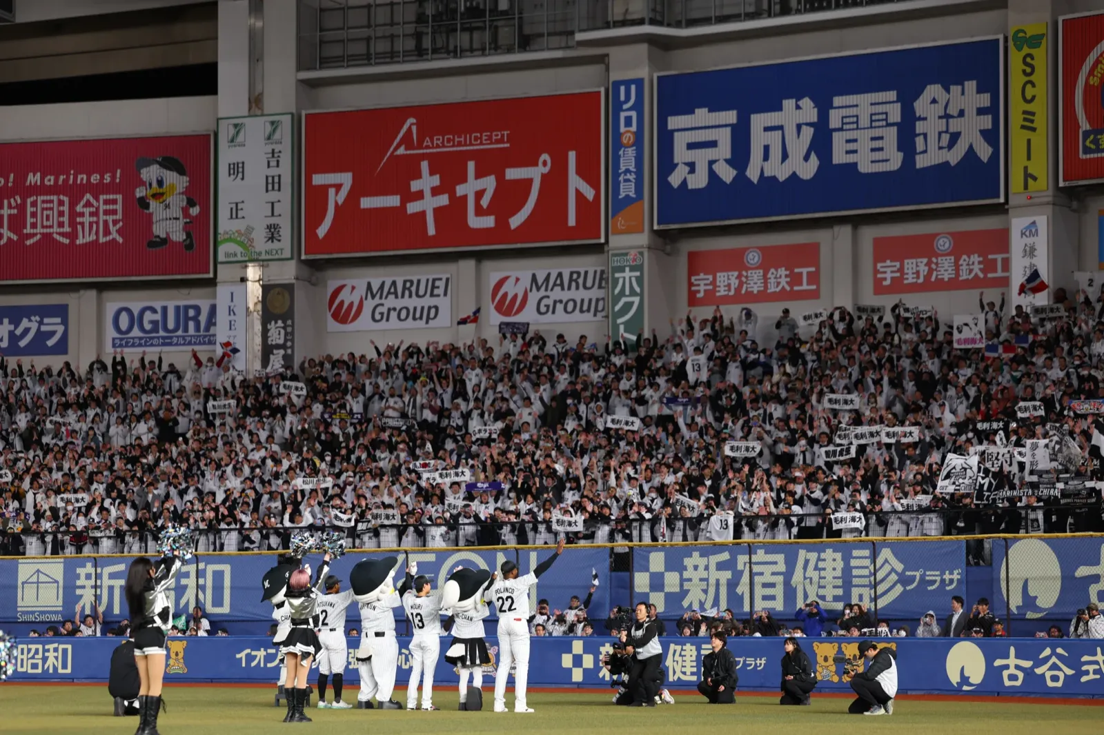 フェンスに掲出された企業看板