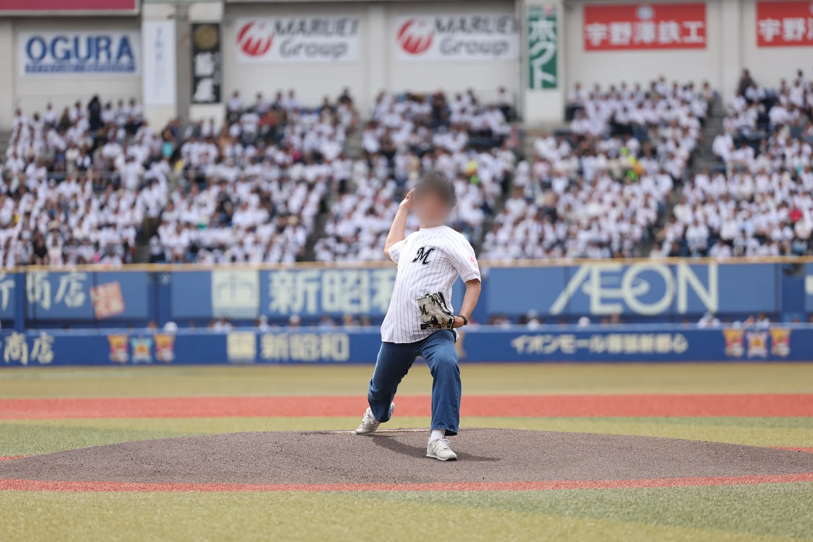 観客で埋まったスタンドを背に、マウンドでファーストピッチを行う様子