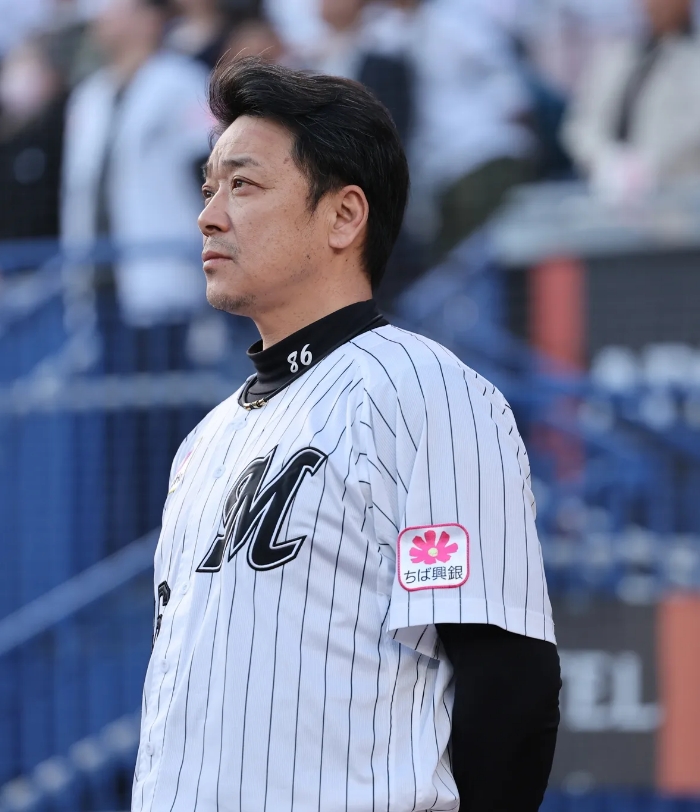 球場に立つ千葉ロッテマリーンズの監督、サブロー