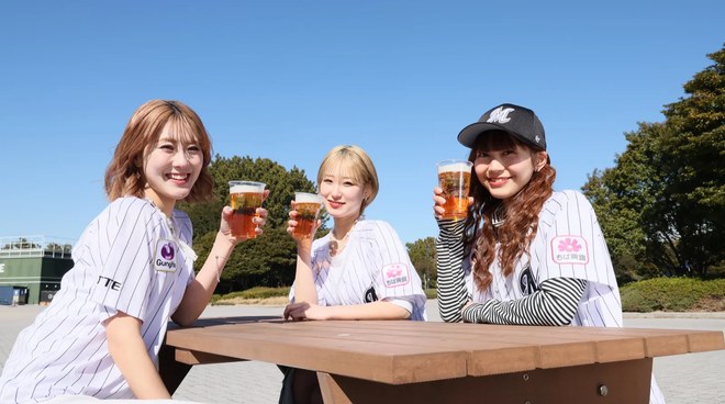 ドリンクで乾杯するマリーンズファン