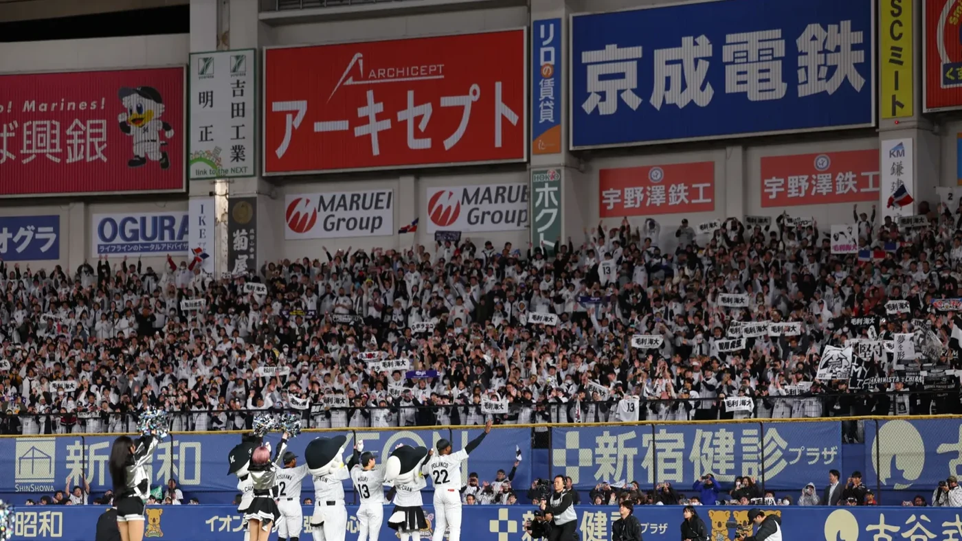 ZOZOマリンスタジアムのフェンスに掲出された企業看板