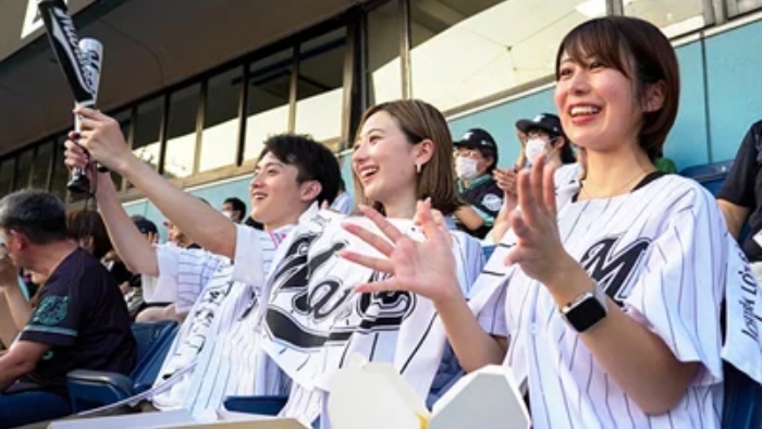 ZOZOマリンスタジアムの観客席で試合を楽しむファン