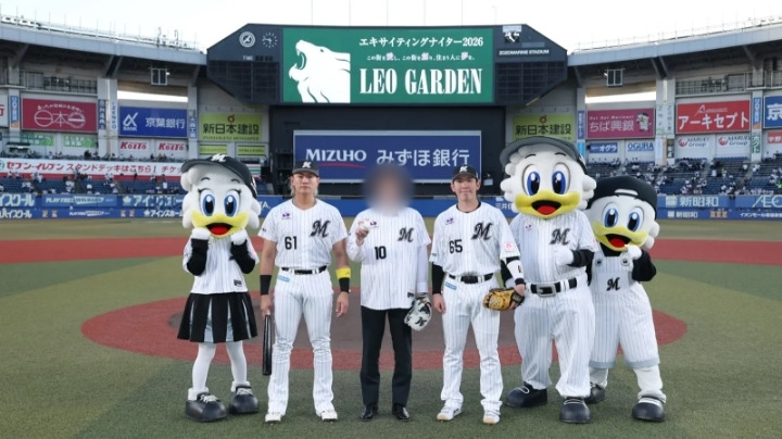 選手とマスコットが並んでいる様子