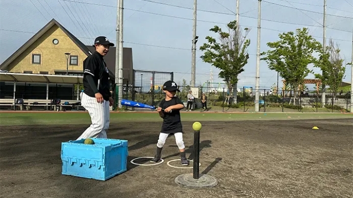 子どもがバッティング練習をしている様子